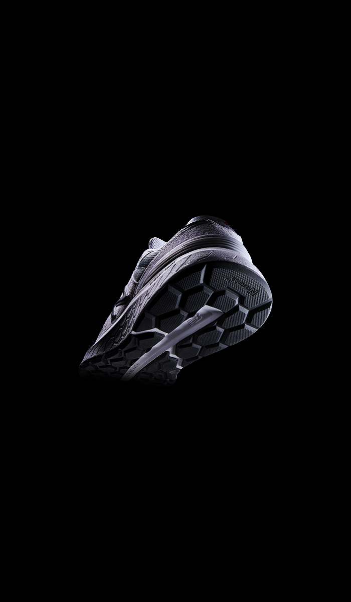 New Balance 880スニーカーの広告ポスターっぽい写真撮影