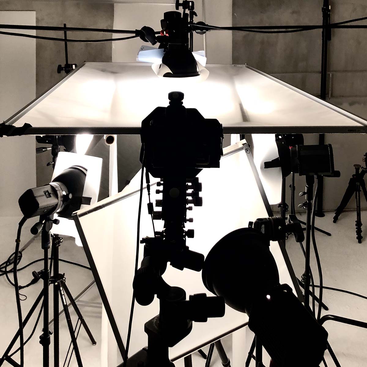 大阪にある撮影スタジオのカメラマンによる商品撮影の風景
